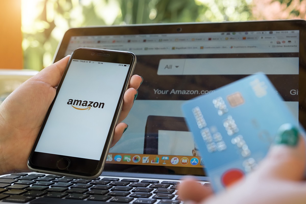 iPhone 6s showing Amazon logo and credit card shopping online